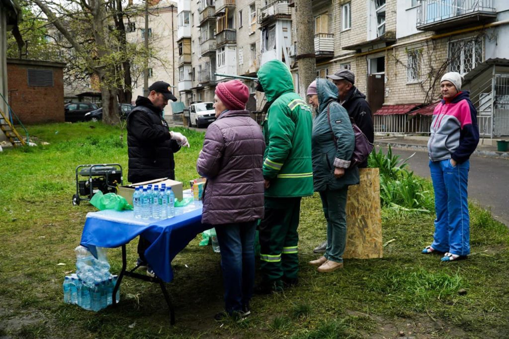 У Миколаєві комунальники продовжують працювати на місцях вчорашніх російських обстрілів (ФОТО) 15