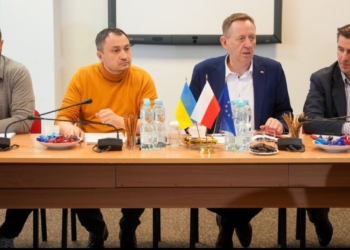 Україна призупиняє експорт зерна в Польщу, транзит буде продовжений під жорстким контролем