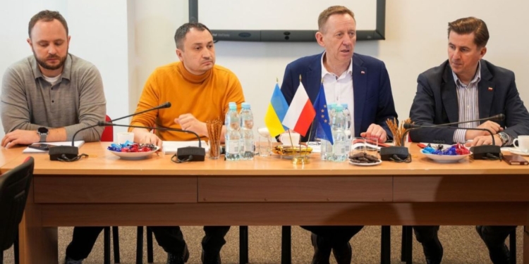 Україна призупиняє експорт зерна в Польщу, транзит буде продовжений під жорстким контролем