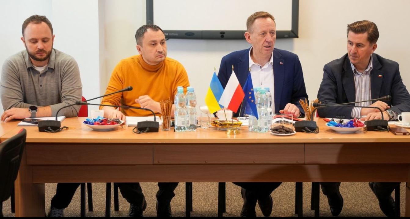 Україна призупиняє експорт зерна в Польщу, транзит буде продовжений під жорстким контролем