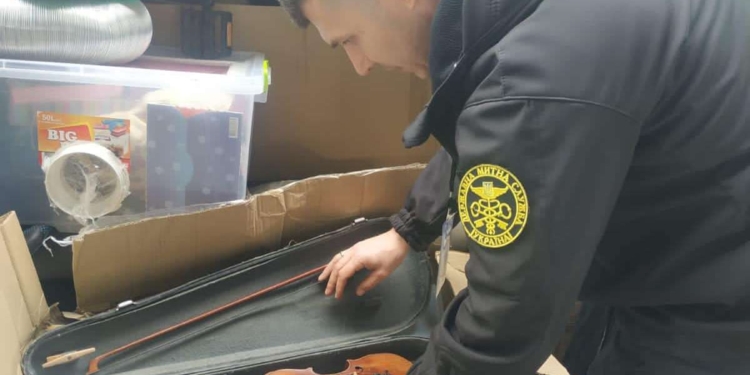 Скрипку Страдіварі намагались вивезти в Болгарію через Одеську митницю (ФОТО)
