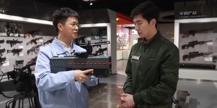 У Китаї випробували електромагнітний пістолет для поліцейських – з монетами замість куль (ВІДЕО)