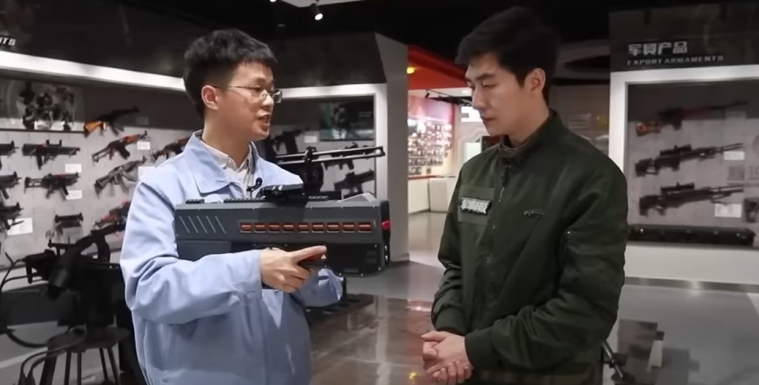 У Китаї випробували електромагнітний пістолет для поліцейських – з монетами замість куль (ВІДЕО)