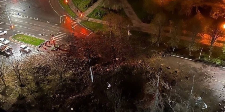 В Бєлгороді після вибуху утворилась велика воронка, а машину занесло на дах магазину (ФОТО, ВІДЕО)