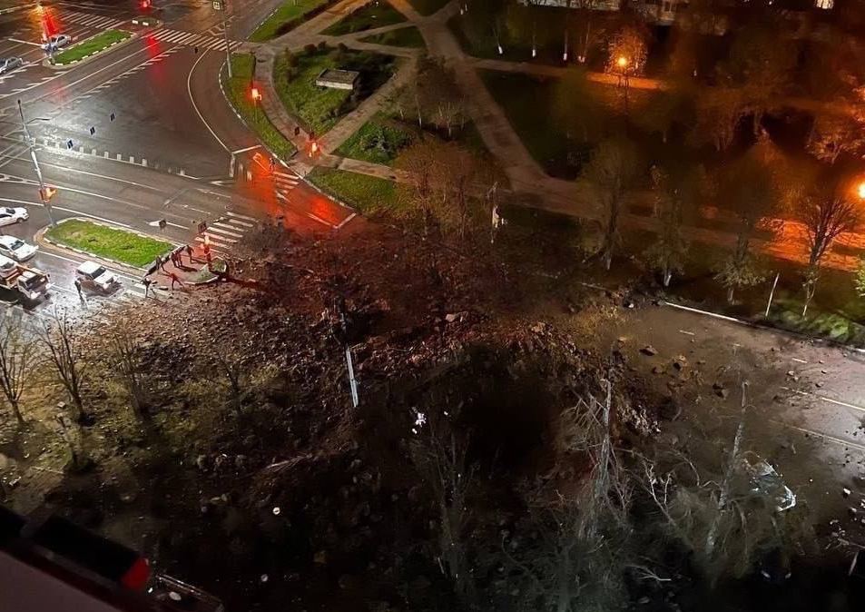 В Бєлгороді після вибуху утворилась велика воронка, а машину занесло на дах магазину (ФОТО, ВІДЕО) 1