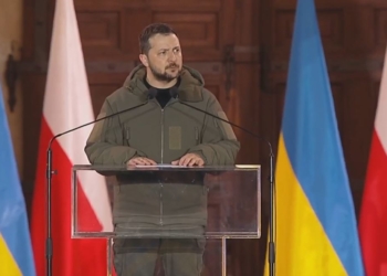 «Вільна Україна постала і ніколи не впаде». Дуда і Зеленський виступили на площі у Варшаві (ВІДЕО)