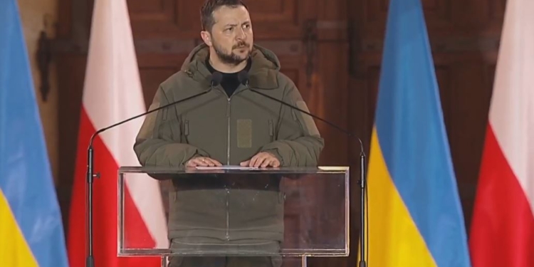 «Вільна Україна постала і ніколи не впаде». Дуда і Зеленський виступили на площі у Варшаві (ВІДЕО)