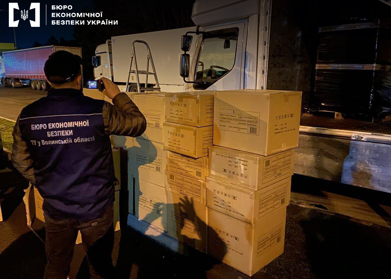 Детективи БЕБ викрили “волонтерів” – намагались завезти вінілові програвачі під виглядом деталей для ЗСУ (ФОТО)