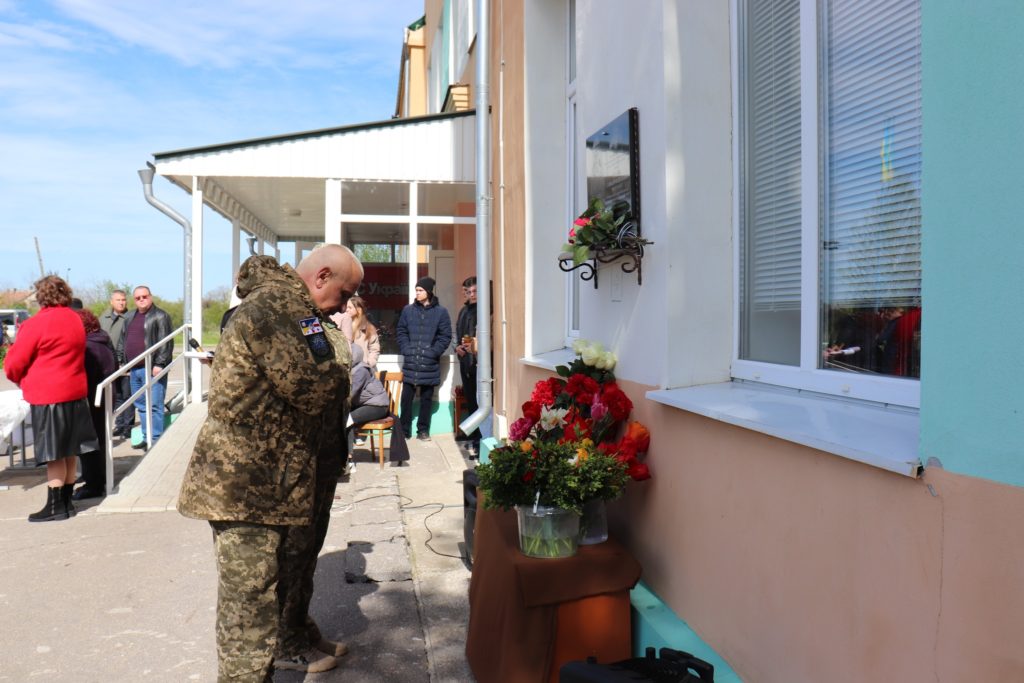 В рідному селі на Миколаївщині відкрили меморіальну дошку миколаївському льотчику, який героїчно загинув на Київщині в перші дні російського вторгнення (ФОТО) 17