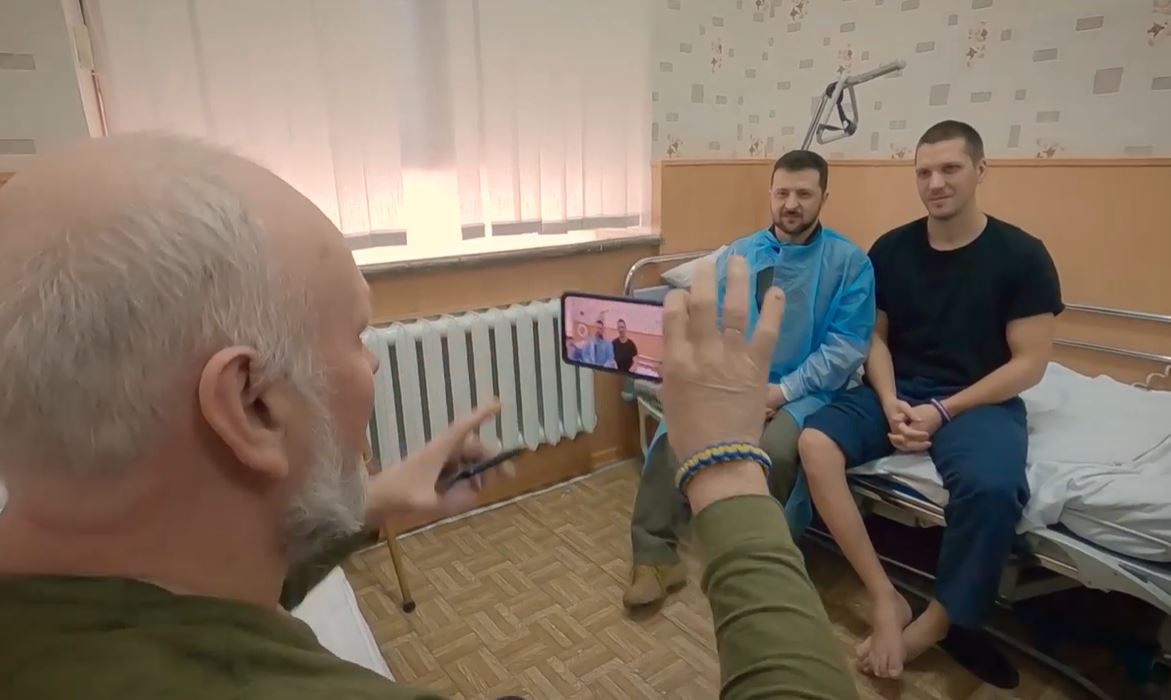Зеленський відвідав ушпиталених військових (ВІДЕО)