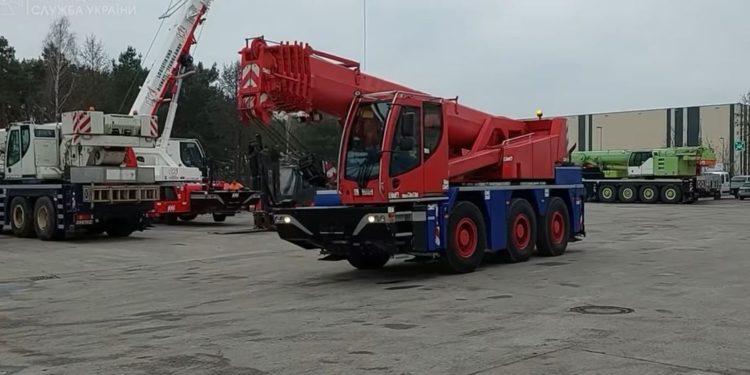 Німеччина передала Україні три сучасних автокрани (ВІДЕО)