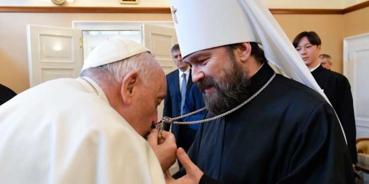 З обіймами і поцілунками. В Угорщині Папа Франциск приватно зустрівся з митрополитом РПЦ Іларіоном (ФОТО)