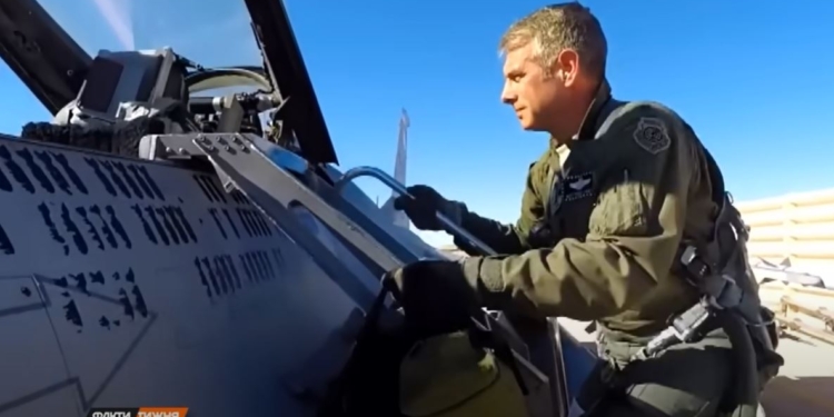 Найвідоміший пілот ВПС США заявив, що готовий захищати Україну (ВІДЕО)