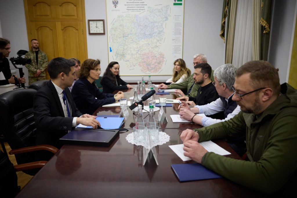 Зеленському передали сертифікат про внесення історичного центру Одеси до списку Всесвітньої спадщини ЮНЕСКО під загрозою (ФОТО) 4