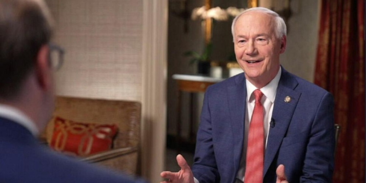 У Трампа і ДеСантіса зявився конкурент – колишній губернатор Арканзасу Гатчінсон оголосив про своє висування (ВІДЕО)