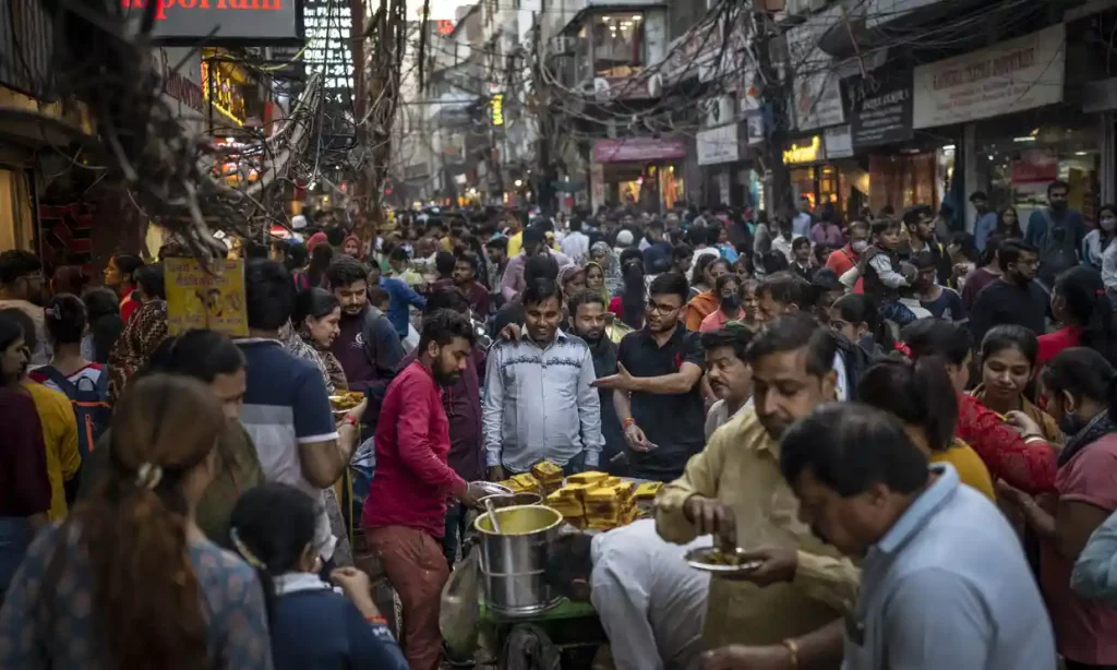 Індія обігнала Китай за кількістю населення, а ще середній вік так - 29 років 1