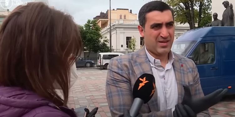 Для них війна, як пісня про “строить и жить помогает”. Сім’я нардепа калишньої ОПЗЖ придбала 13 автівок на суму понад $1,3 млн. (ФОТО, ВІДЕО)