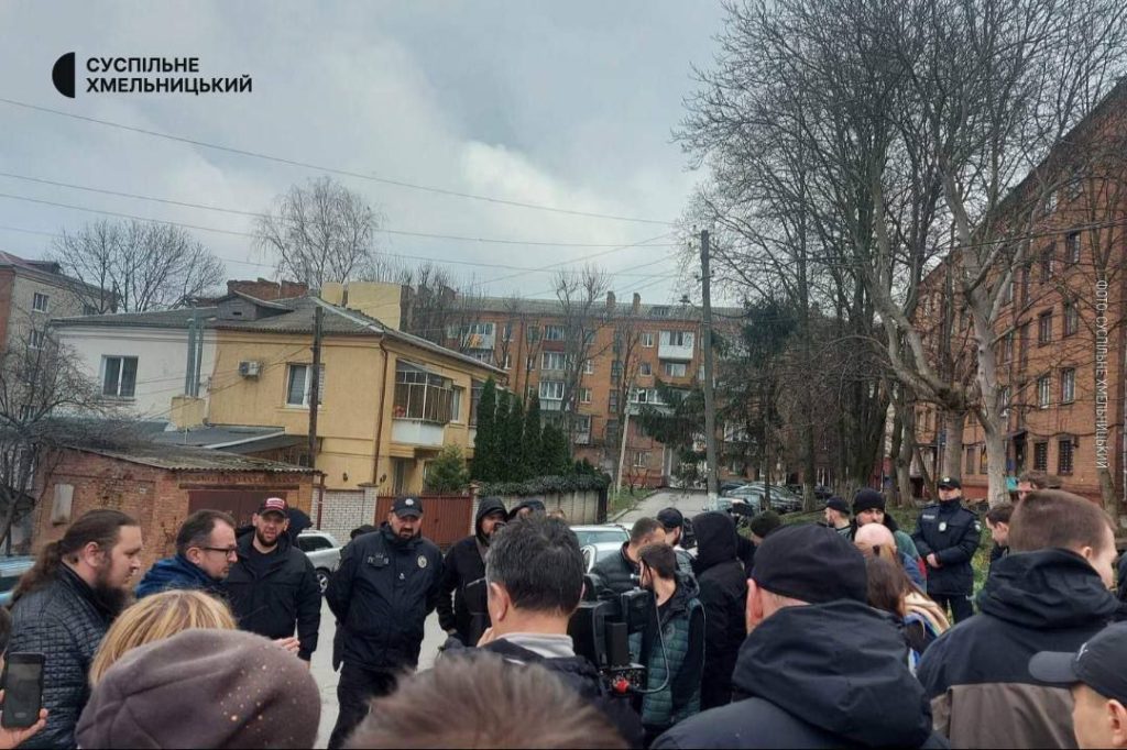 В Хмельницькому стався конфлікт в церкві МП, побили військового. Що далі, всі подробиці (ФОТО, ВІДЕО) 4