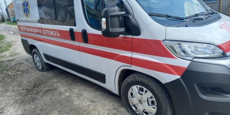 У Бериславі росіяни прицільно обстріляли “швидку” – 8 поранених