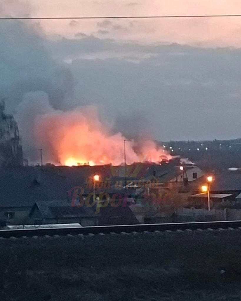 У Воронежі вибух і пожежа біля авіазаводу, але влада стверджує, що "горит сухая трава" (ФОТО) 4