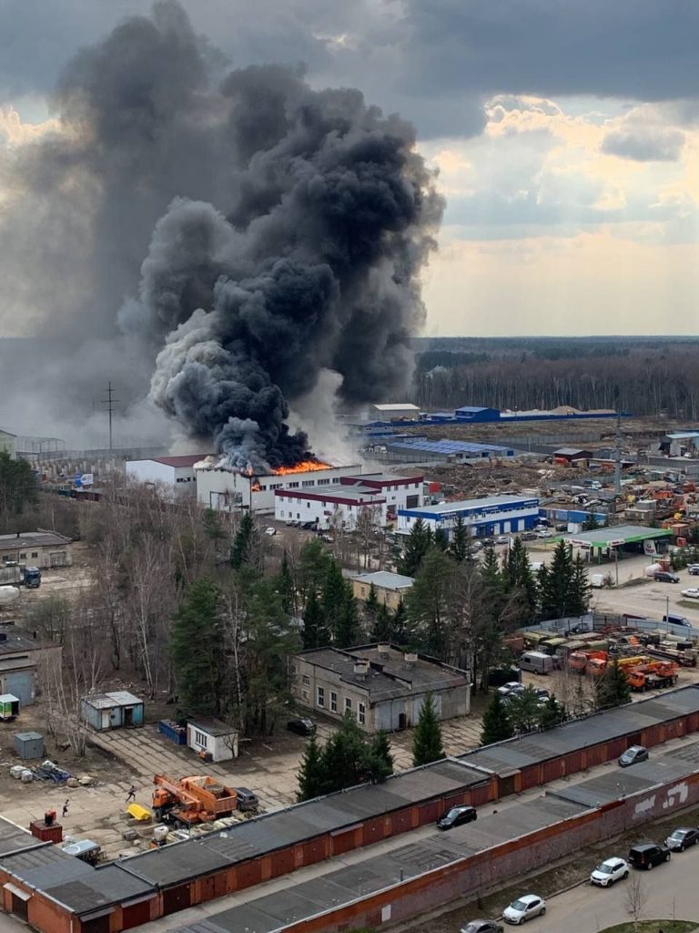 У Підмосков'ї горить великий склад із запчастинами, перед пожежею чули вибух (ФОТО, ВІДЕО) 2