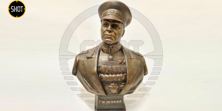 Після вибухового погруддя Татарського бюсти в подарунок почали отримувати “воєнкори” і “експерти” РФ – їм шлють Жукова (ФОТО)