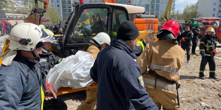 Після ракетного удару по житловому будинку в Умані вже 14 загиблих (ФОТО, ВІДЕО)