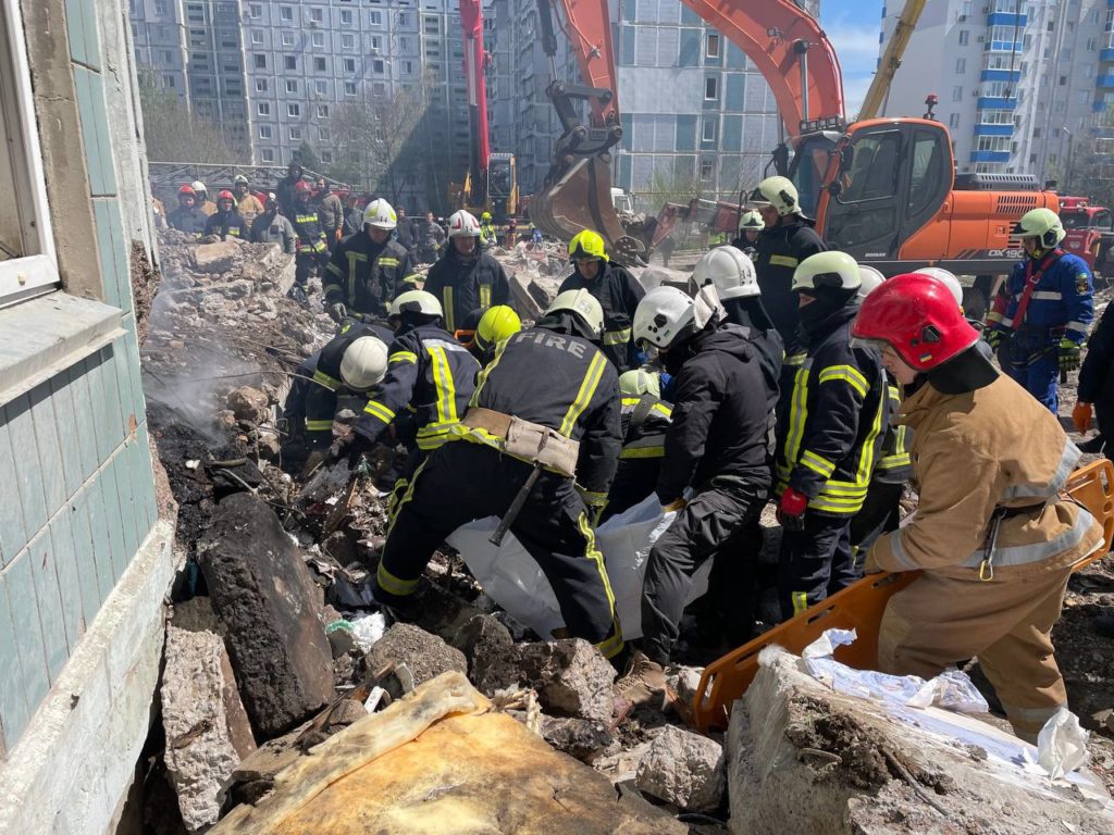 Після ракетного удару по житловому будинку в Умані вже 14 загиблих (ФОТО, ВІДЕО) 3