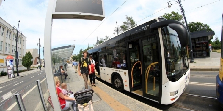 У Польщі контролери автобуса нецензурно облаяли українок, принижуючи їх національну гідність. Як їх покарали