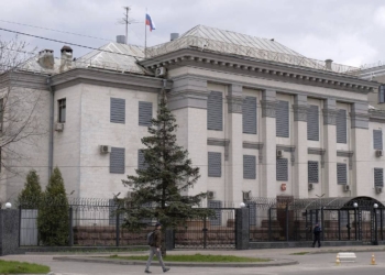 Геть з України, москаль некрасивий? Київрада забрала землю під посольством РФ і звернулась до Кабміну, щоб забрати будівлю