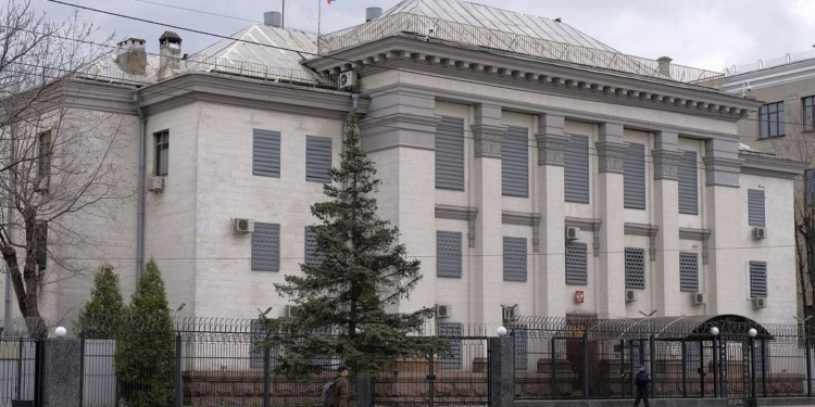 Геть з України, москаль некрасивий? Київрада забрала землю під посольством РФ і звернулась до Кабміну, щоб забрати будівлю