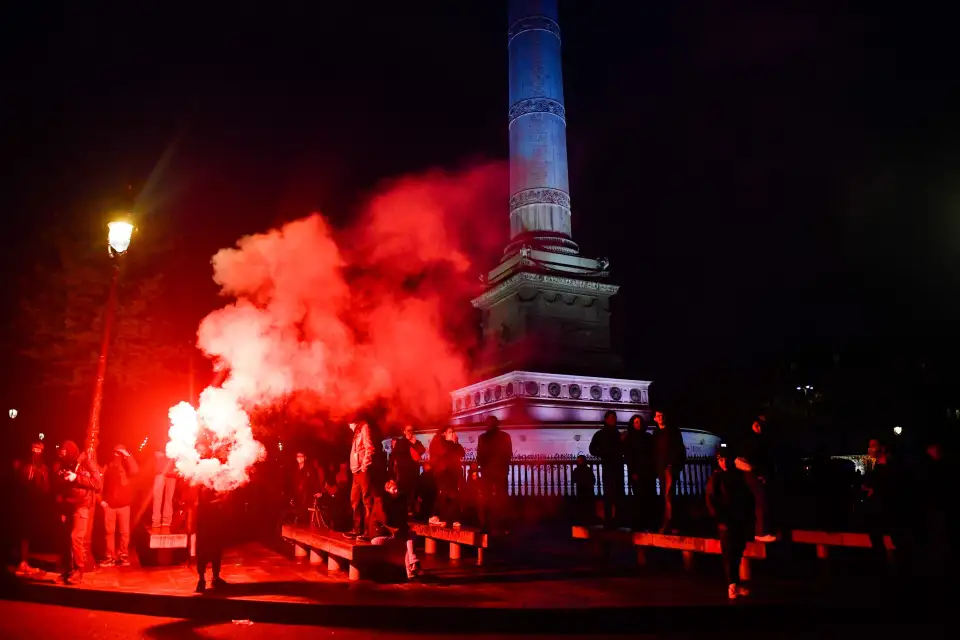 У Франції попри протести затвердили пенсійну реформу - в Парижі підпалили поліцейський відділок (ФОТО, ВІДЕО) 4