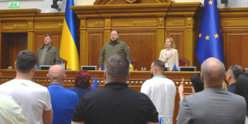 “Ні влади, ні опозиції”. Чи заслужила Верховна Рада “маємо те, що маємо”, і чи загрожує Україні парламентський бунт