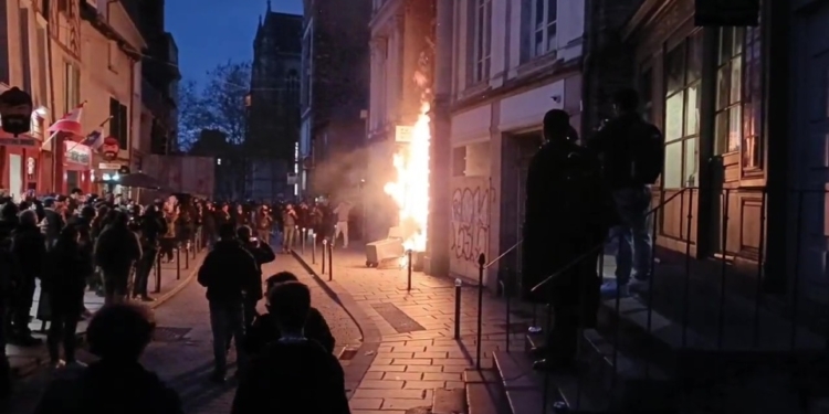У Франції попри протести затвердили пенсійну реформу – в Парижі підпалили поліцейський відділок (ФОТО, ВІДЕО)