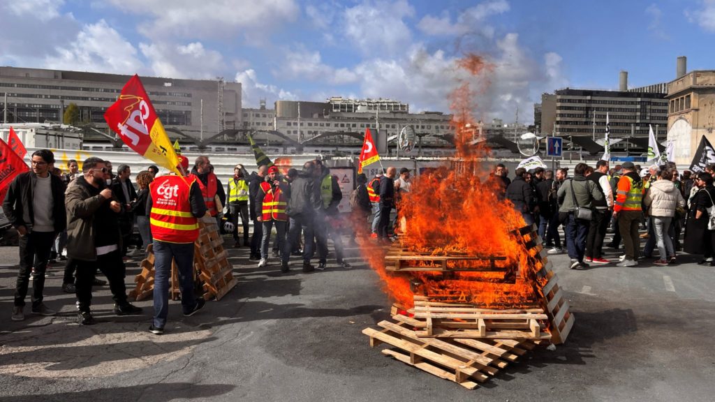 В Парижі протестувальники увірвалися в штаб-квартиру Louis Vuitton (ФОТО) 8