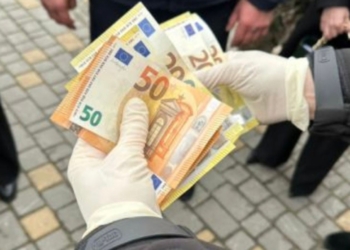 Чиновник Одеської митниці налагодив систему «відкатів» за ввезення в Україну незадекларованої готівки (ФОТО)