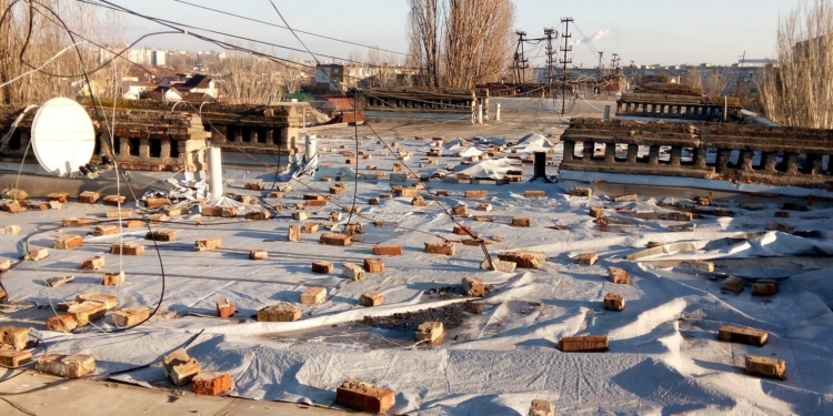 В Миколаєві Департамент ЖКГ планує до осені відремонтувати будинок, який був пошкоджений російським обстрілом влітку 2022-го (ФОТО)