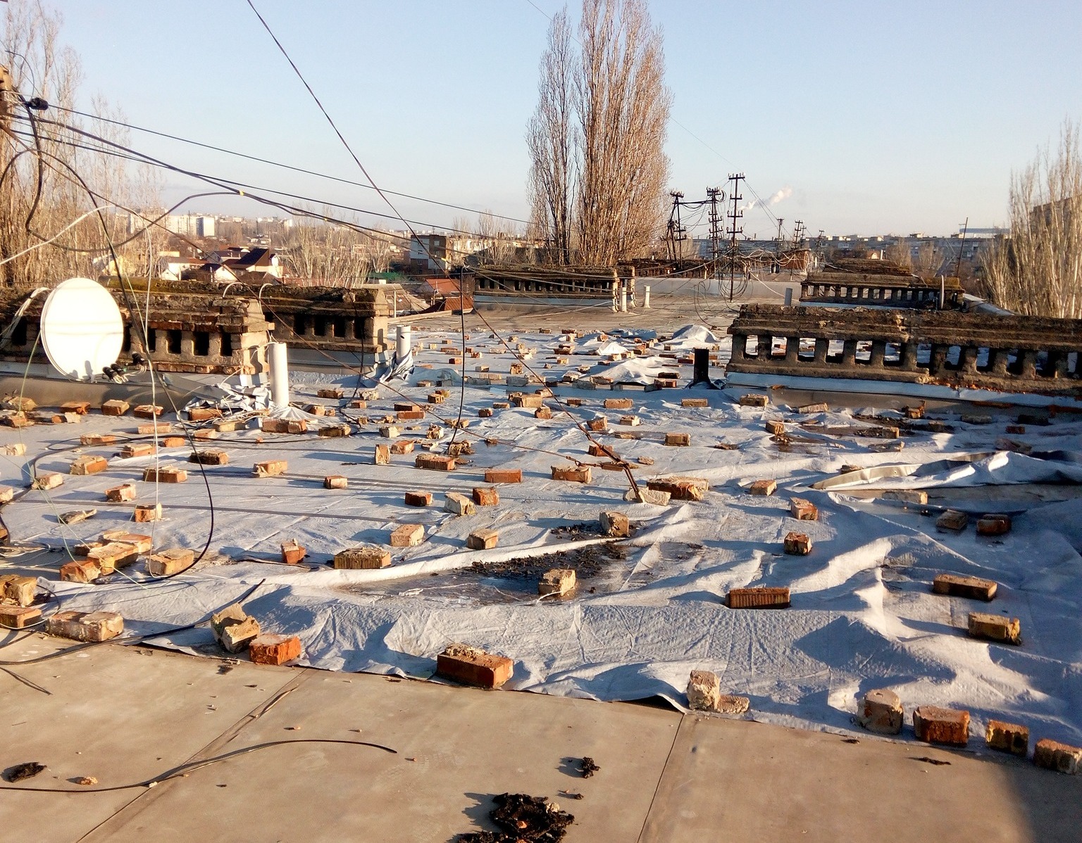 В Миколаєві Департамент ЖКГ планує до осені відремонтувати будинок, який був пошкоджений російським обстрілом влітку 2022-го (ФОТО)