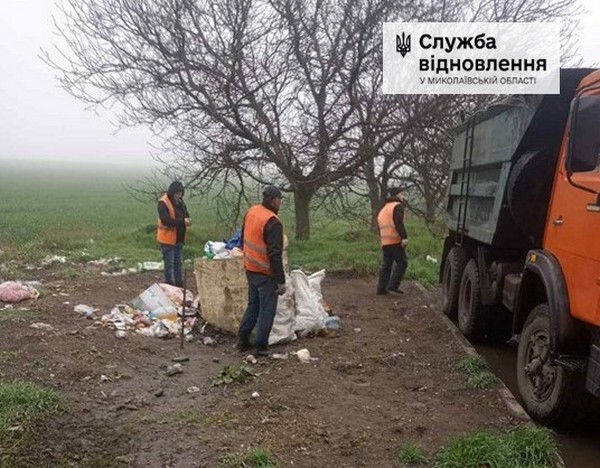 Непритаманна робота: з початку весни дорожники Миколаївщини зібрали з узбіч та вивезли 45 тонн сміття (ФОТО) 22