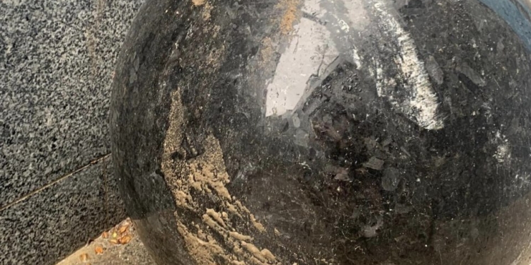 Мер Миколаєва обіцяє 10 тис.грн. за інформацію про вандалів, які знов зірвали з місця гранітну кулю (ФОТО)