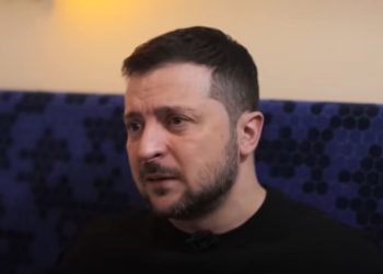 Де батьки, для чого йому пістолет? Що розповів Комарову Зеленський в Миколаєві, і як це було (ВІДЕО)