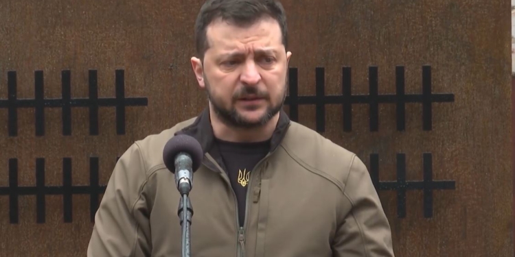 “Можу президенту Росії побажати провести залишки своїх днів в підвалі, з відром замість туалета, – Зеленський на Чернігівщині (ВІДЕО)