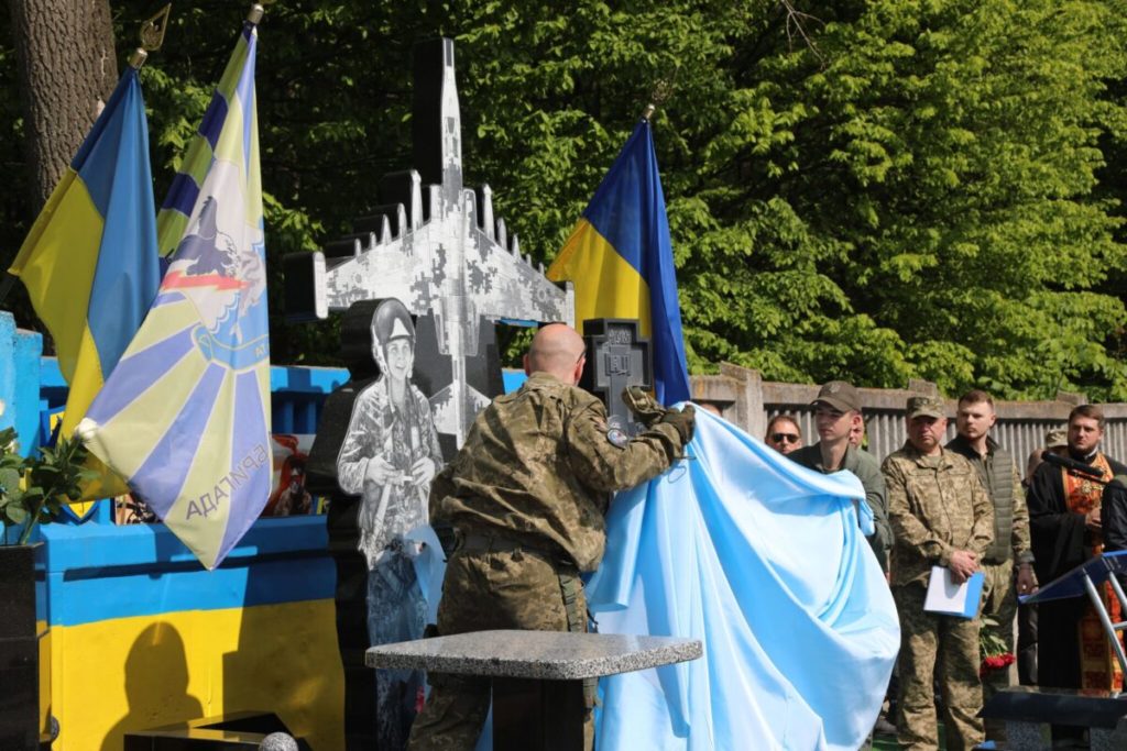 Бойовому льотчику миколаївської бригади, який знищив сотні одиниць ворожої техніки, на роковини загибелі відкрили стелу (ФОТО) 2