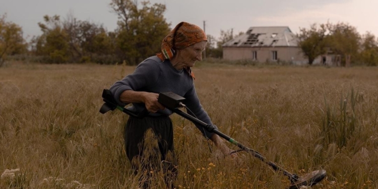 67-річна жителька Миколаївської області сама розмуновує свої поля (ФОТО)