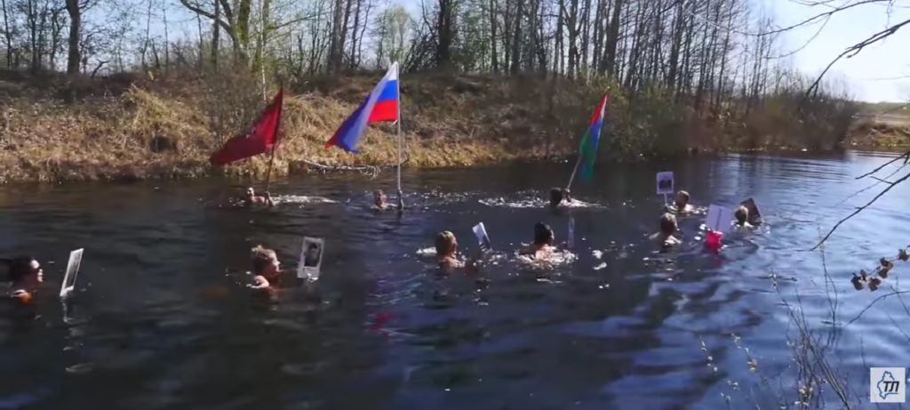 Маразм міцнішає: в російській Тюмені "моржі" влаштували акцію "Безсмертний полк" у воді (ВІДЕО) 1