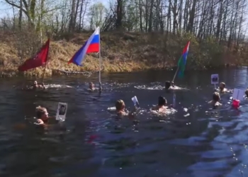 Маразм міцнішає: в російській Тюмені “моржі” влаштували акцію “Безсмертний полк” у воді (ВІДЕО)