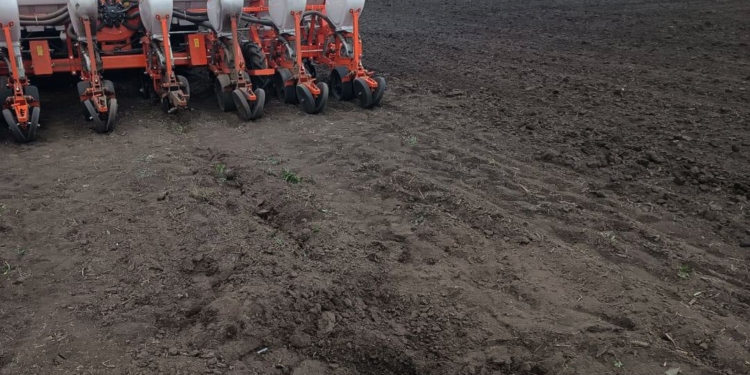 Вчора на Миколаївщині у полях на російських мінах підірвались два трактори – одна людина поранена