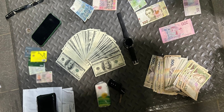 Двоє жителів Миколаївщини під приводом реалізації зерна ошукали жителя Вінничини на 10 тисяч доларів США (ФОТО, ВІДЕО)