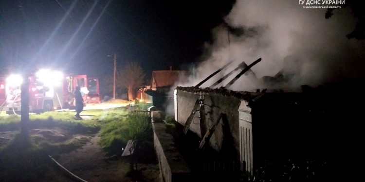 На Миколаївщині вогнеборці ліквідували пожежу літньої кухні