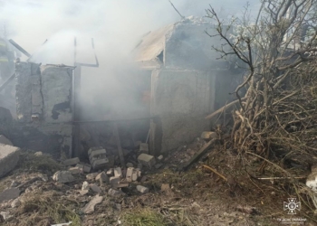 Гараж та суха трава: що вчора гасили рятувальники Миколаївщини після «прильотів» російських снарядів (ФОТО)